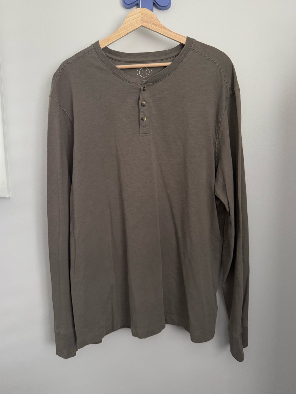 Even Tide Men’s XL Henley Long Sleeve Tee Beige Taupe Cotton